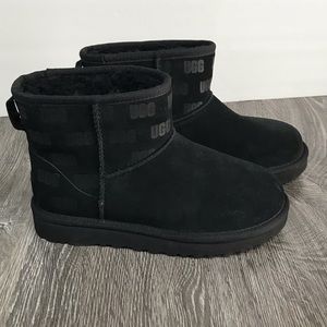 Ugg classic mini ll ugg logo boot